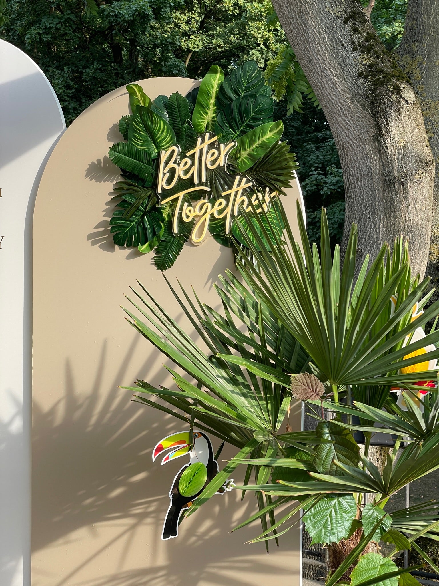 Fotowand mit Neon Sign "Happy Together"